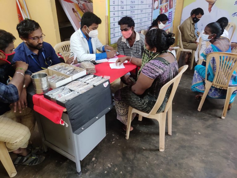 Basic Medical Kits distribution in India. Photo: Caritas India. 